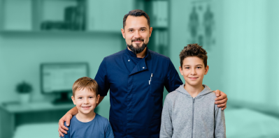 Семейная история доверия: врач помог двум мальчикам справиться с одной проблемой