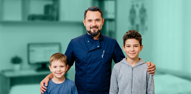 Семейная история доверия: врач помог двум мальчикам справиться с одной проблемой