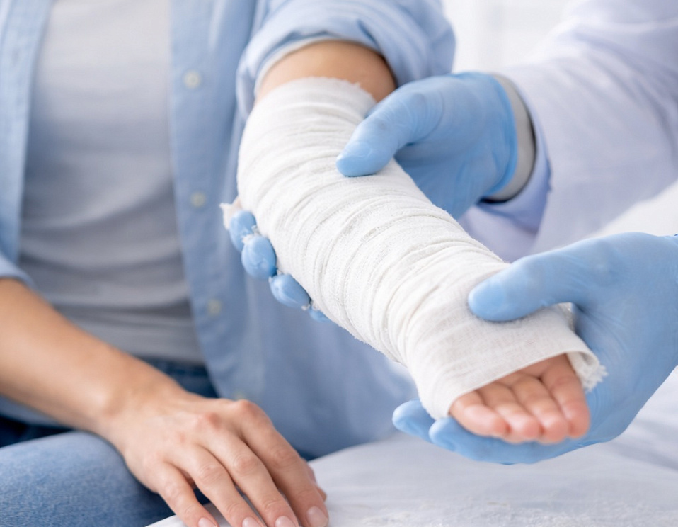 Nalojenie-gipsovoi-povyazki-v-klinike-Eurodon-