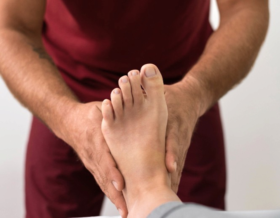 Operaciipri-artroze-1-PFS-rigidnom-pervom-palce-stopi-v-klinike-eurodon-